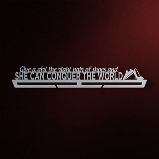 Gancho exhibidor de medallas Give A Girl The Right Shoes, And She Can Conquer The World