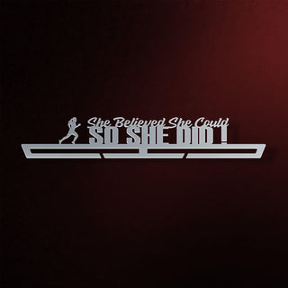 She Believed She Could, So She Did! Gancho exhibidor de medallas